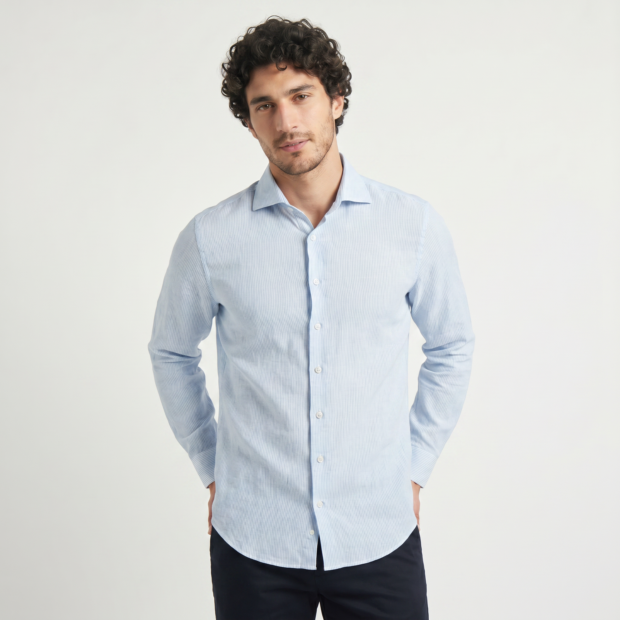 Chemise homme bleu clair à fines rayures verticales