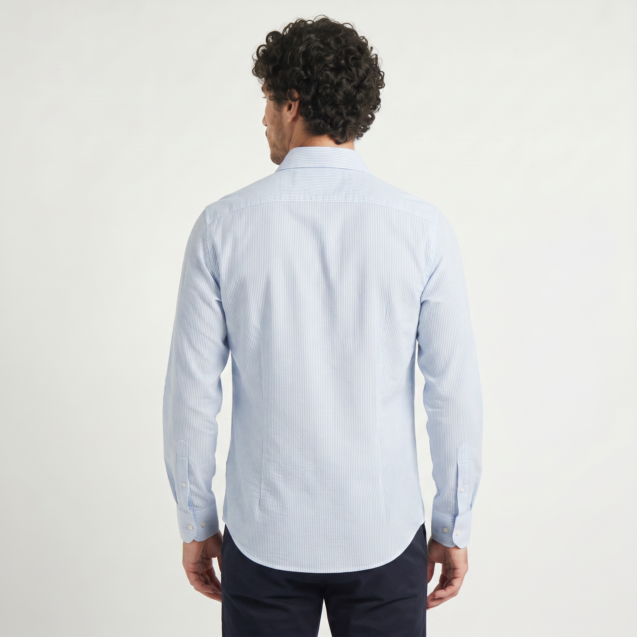 Chemise homme bleu clair à fines rayures verticales