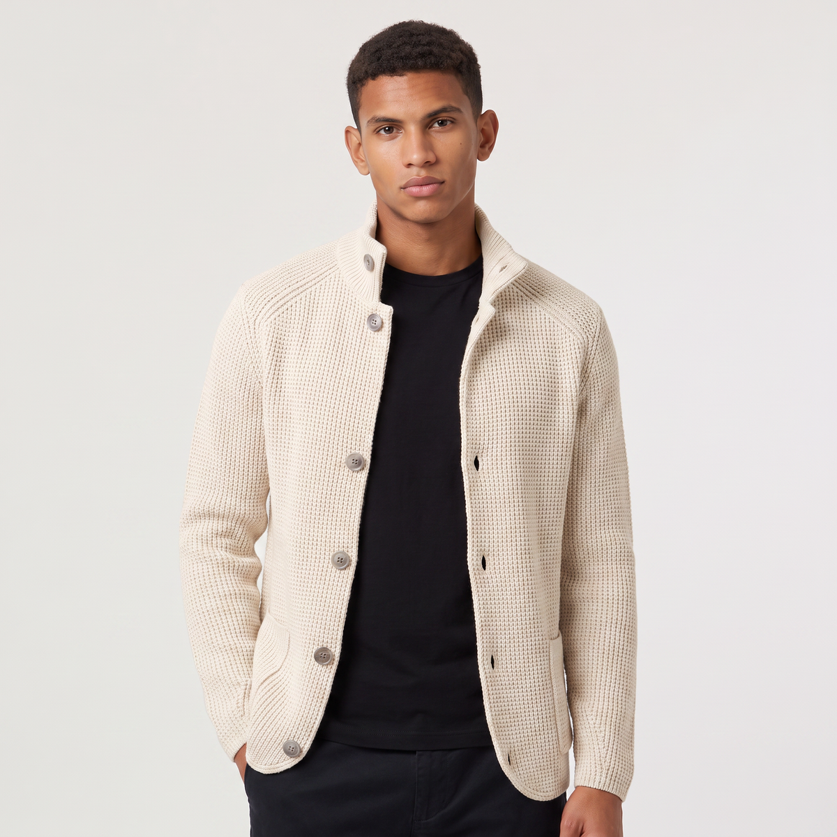 Herren Strickjacke mit Stehkragen und Knopfleiste