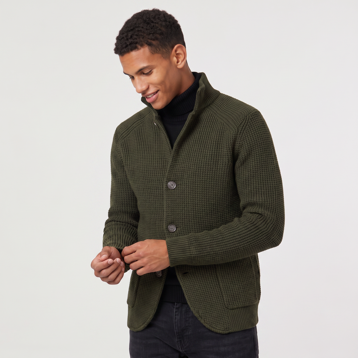 Herren Strickjacke mit Stehkragen und Knopfleiste