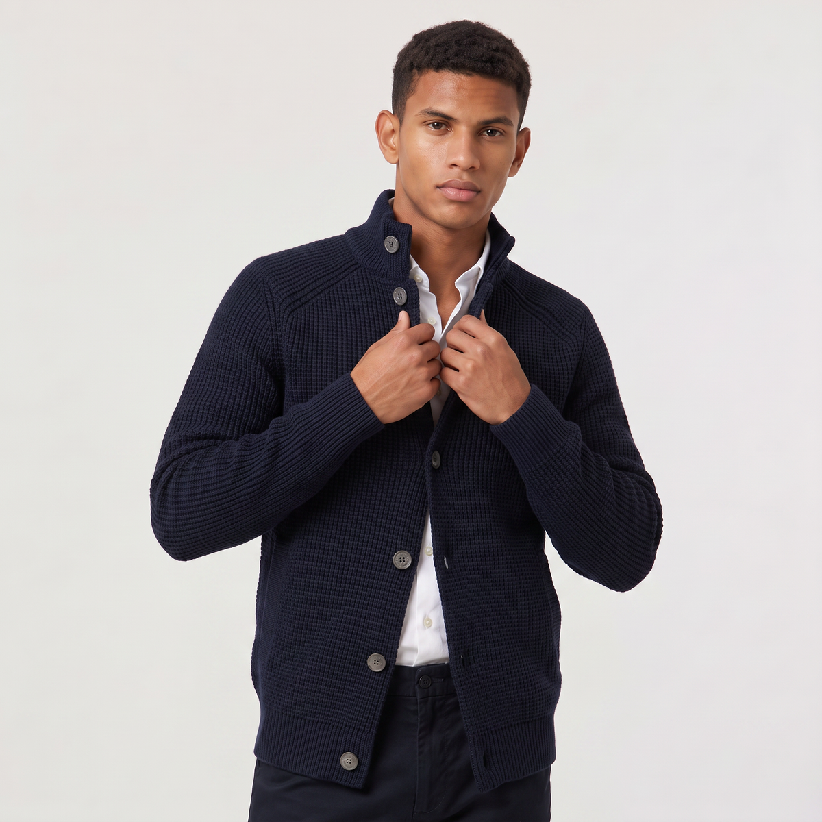 Herren Strickjacke mit Stehkragen und Knopfleiste