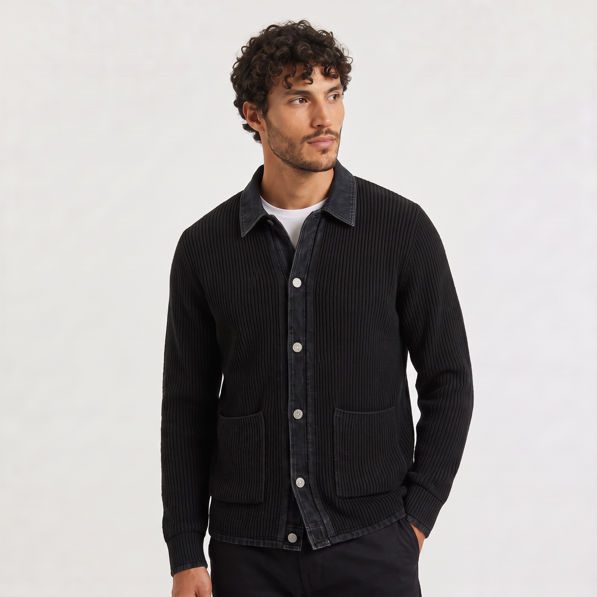 Herren Strickjacke mit Knopfleiste Kontrastdetails und Reverskragen