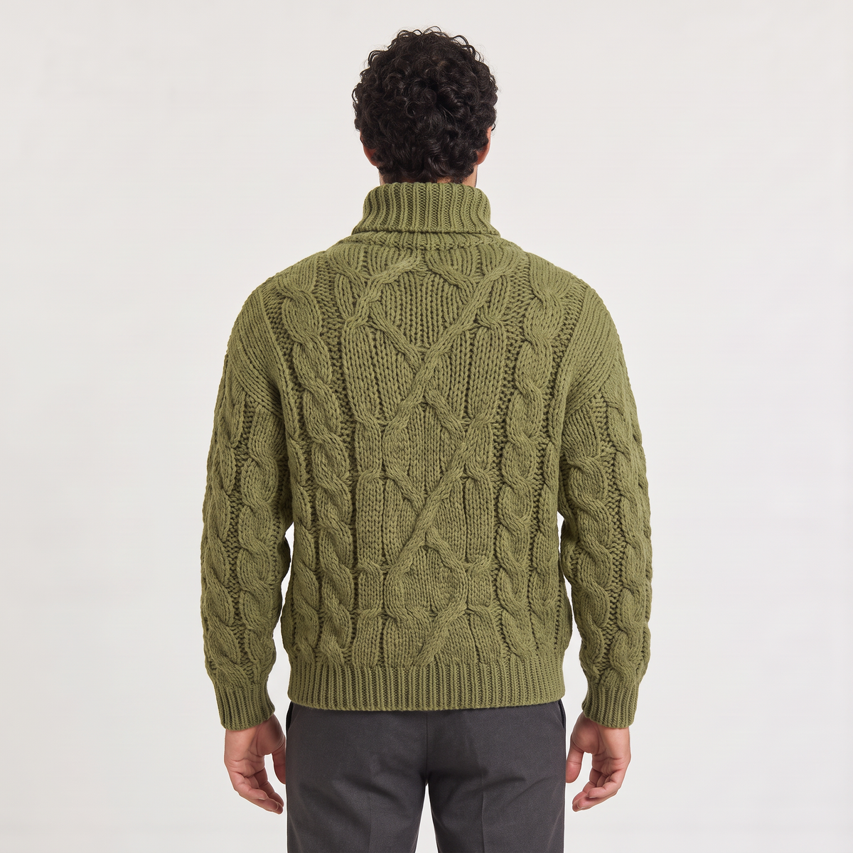 Herren Rollkragenpullover mit grobem Zopfmuster