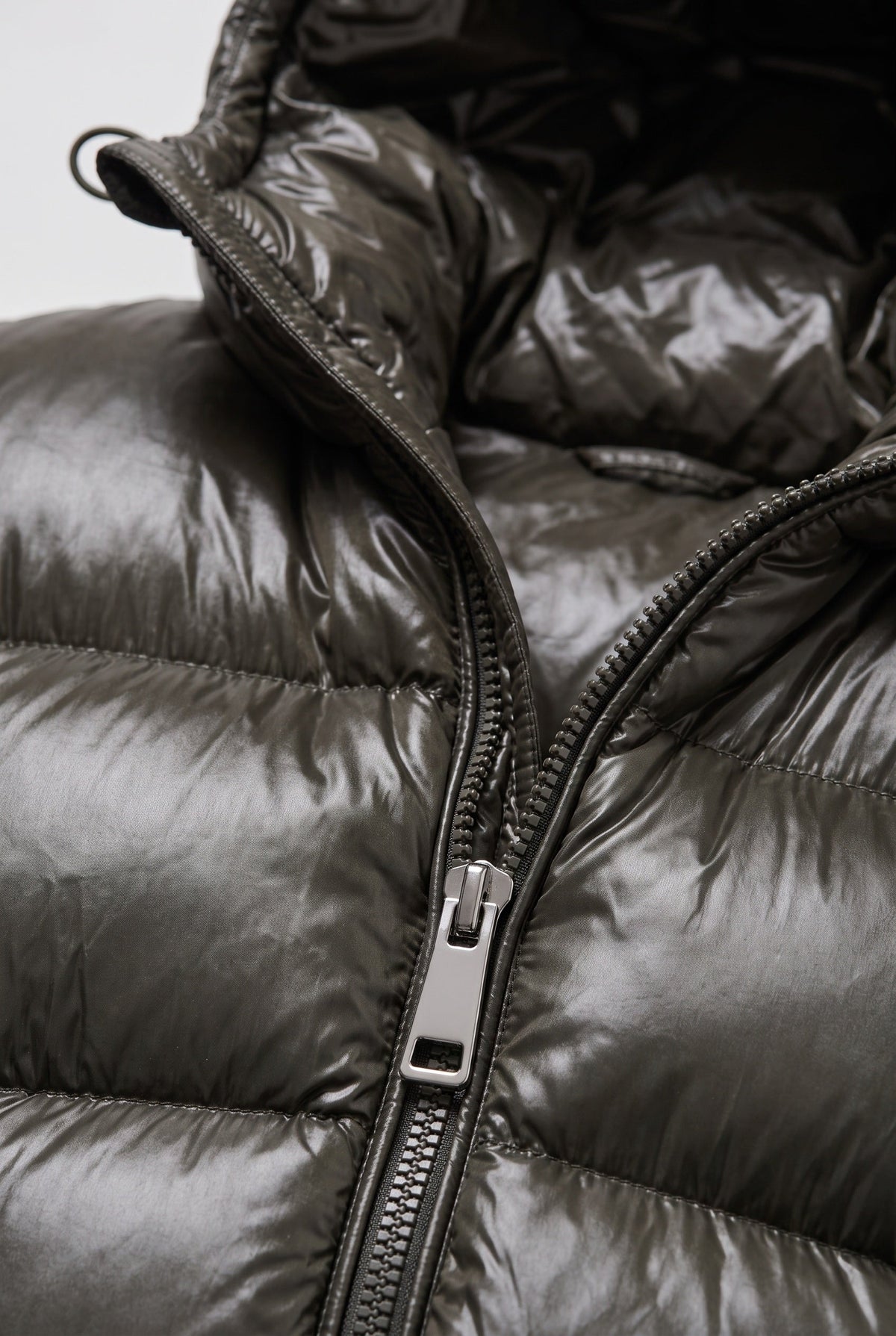 Herren Steppjacke mit Kapuze und lockerem Schnitt